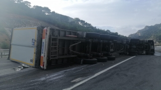 Bilecik’te kağıt rulo yüklü tır devrildi