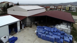 Çanakkaleli meslek liseliler salgınla mücadeleye destek için gece gündüz dezenfektan üretiyor