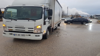 İnegöl’de kamyonla otomobilin çarpıştığı kazada 1 kişi yaralandı