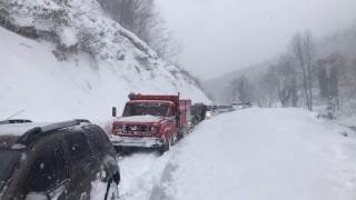 Sakarya’da kar nedeniyle yolda mahsur kalan kişileri kurtarma çalışması başlatıldı
