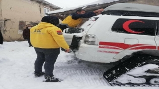 Bilecik’te kardan ulaşılamayan köydeki hasta paletli ambulansla hastaneye götürüldü 