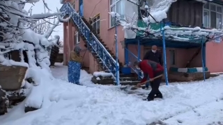 Dilovası Belediye Başkanı Şayir vatandaşa kapısındaki karı temizlemesine yardım etti