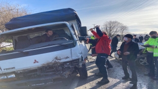 Sakarya’da otomobille çarpışan kamyonette sıkışan sürücüyü itfaiye kurtardı