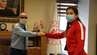Milli güreşçi Yasemin Adar’dan Gençlik ve Spor Müdürü Selim Ak’a ziyaret