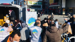 Esenyurt Kent Konseyi Kadın Meclisi, ilçede ücretsiz ekmek dağıttı