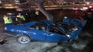 Bursa’da ağaca çarpan otomobilin sürücüsü ağır yaralandı