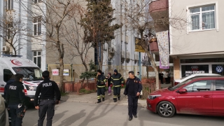 Kocaeli’de apartman dairesinde çıkan yangında 2 kişi dumandan etkilendi