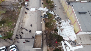 Bursa’da kuvvetli lodos bazı iş yerlerinin çatılarını uçurdu: 1 yaralı