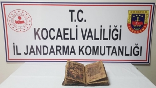 Kocaeli’de bir araçta tarihi eser niteliğinde İncil ele geçirildi