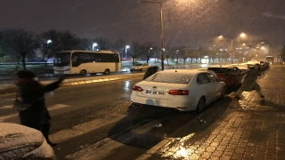 Edirne’de vatandaşlar kar top oynayarak kar yağışının keyfini çıkardı