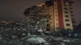 Maltepe’de yıkımı devam eden binadan düşen molozlar korkuya sebep oldu