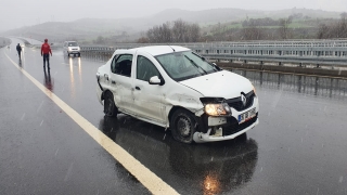 Balıkesir’de bariyere çarpan otomobildeki 5 kişi yaralandı