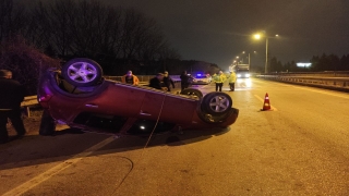 Sakarya’da tıra çarpan otomobildekiler kaçtı