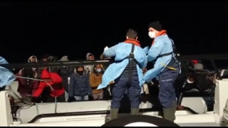 Balıkesir’de motoru arızalanan lastik bottaki 26 düzensiz göçmen kurtarıldı