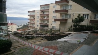 Bursa’da istinat duvarının çökme anı kameraya yansıdı