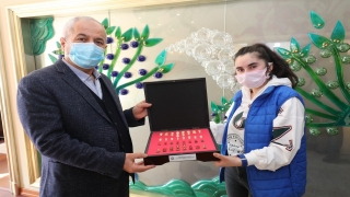 Gebze’de yaşayan lise öğrencisi, belediye sayesinde işitme cihazına kavuştu