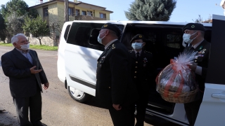 Mehmetçik kendileri için yün çorap ören ”asırlık çınar” Zeliha nineye el dokuması seccade gönderdi