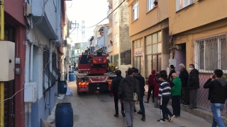 Bursa’da bir atölyede çıkan yangında üst katlardaki 5 kişi dumandan etkilendi