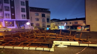 Kocaeli’de şiddetli rüzgar nedeniyle apartmanın çatısı uçtu