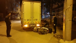 Kocaeli’de kamyonete çarpan motosikletin sürücüsü yaralandı