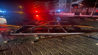 Ayvalık’ta etkili olan hortum binalarda ve araçlara hasara yol açtı
