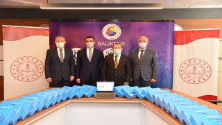 Balıkesir’deki borsa ve odalardan ”Küçük Parmaklar” projesine tablet desteği