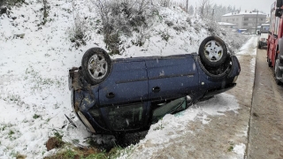 Ferizli’de takla atan otomobilin sürücüsü yaralandı