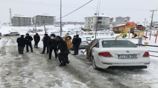 Bilecik’te otomobilinin üzerindeki kar birikintisini temizleyen kişiye başka bir araç çarptı