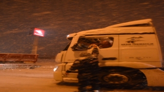 BalıkesirSusurluk yolunun açılmasını bekleyen araçlara kumanya dağıtılıyor