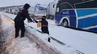 Kar ve tipiden kapanan BalıkesirSusurluk kara yolunu açma çalışmaları sürüyor
