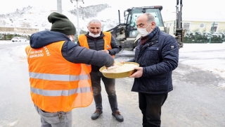Mudanya’da karla mücadele ekibine çay ve helva ikramı