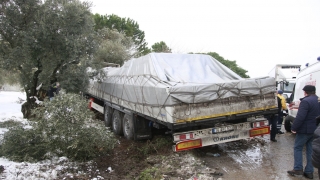 Bursa’da tırla çarpışan otomobildeki 2 kişi yaralandı