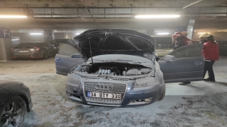 Kapalı otoparkta yanan otomobilde hasar oluştu