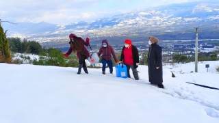 Aşıyı zorlu şartlarda yaşlılara ulaştırıyorlar