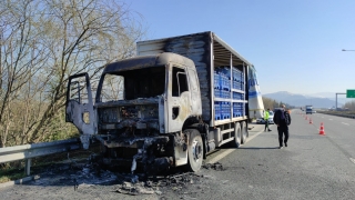 Kestel’de ambalajlı su taşıyan kamyon yandı