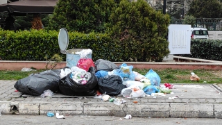 Maltepe’de grev nedeniyle toplanmayan çöpler sokaklarda birikti