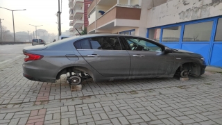 Bursa’da park halindeki otomobilin 4 lastiği ve jantarı çalındı