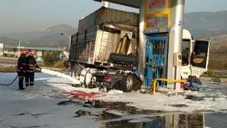 Sakarya’da akaryakıt istasyonuna çarpan tırın sürücüsü yaralandı