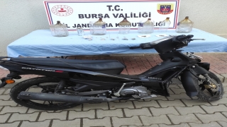 Bursa’da jandarmanın düzenlediği operasyonda uyuşturucuyu yakmaya çalışan 3 zanlı yakalandı