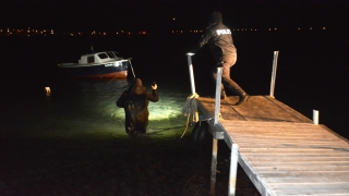 Ayvalık’ta denize atlayan yabancı uyruklu alkollü kadın Sahil Güvenlik botuyla karaya çıkarıldı