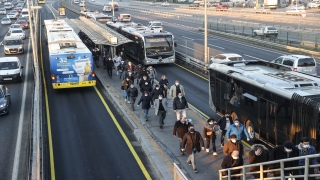 İstanbul’da, sokağa çıkma kısıtlamasının sona ermesiyle trafik yoğunluğu arttı