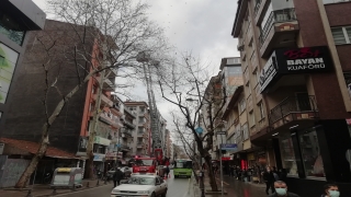 Kocaeli’de dalda asılı kalan kargayı itfaiye kurtardı