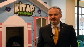 Hastanede çocuklara ”Ilık süt eşliğinde günde en az 10 sayfa okuyun” yazılı reçeteyle kitap hediye ediliyor 