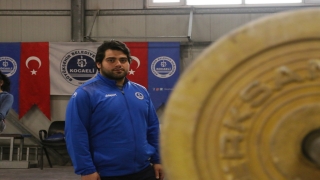 Kağıtspor’un eski halter sporcusu Abdülbaki İtmiş, şampiyonlar yetiştirmek için kolları sıvadı