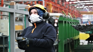 Boru üretim fabrikasında çalışan kadınlar, ağır sanayideki başarılarıyla da göz dolduruyor