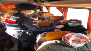 Yalova’da jandarma ekipleri uygulama noktasında kadınlara karanfil dağıttı