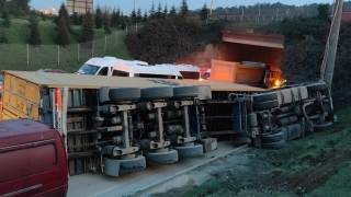 Kocaeli’de devrilen tırın sürücüsü yaralandı