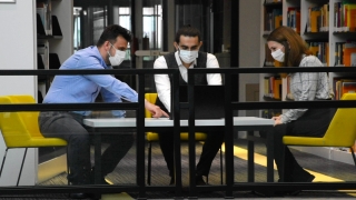 Bursa’da üniversite öğrencileri bilgisayara metinle verilen komutla tekstil desenleri üreten yazılım geliştirdi