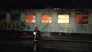 Sakarya’da TCDD’nin hurdaya ayırdığı iki vagon yandı