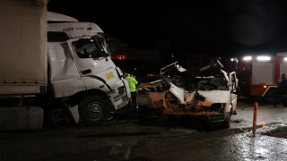 Sakarya’da pikap ile tır çarpıştı: 3 yaralı